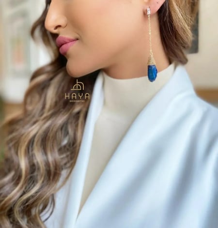 حلق مزين بالاحجار الطبيعية.. مطلي