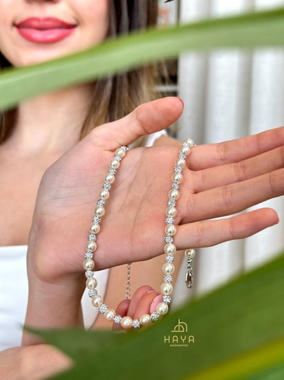 عقد ناعم مزين باللؤلؤ والزريكون