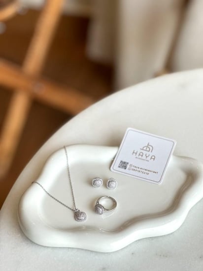 طقم فاخر كـ نعـومة الذهب مغطى بالزريكون النــاعم.. مطلي (عقد سلسال + حلق + خاتم)