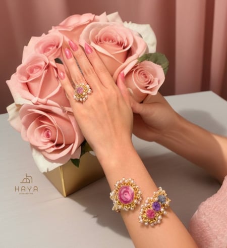 اطقم باحجار جميلة.. مزينة باللؤلؤ.. مرنة ومطلية بماء الذهب