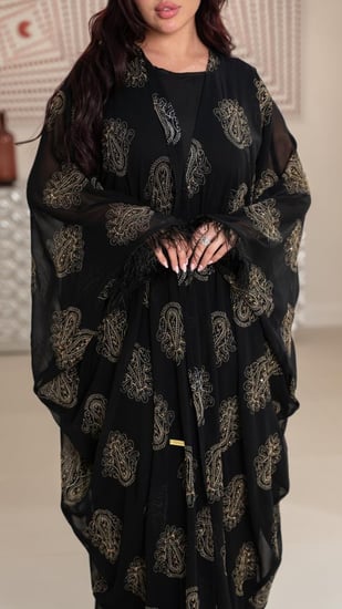 جلابية مفتوحة مع فستان سادة