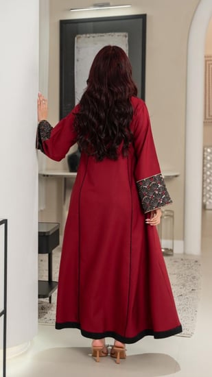 جلابية بلون عنابي مطرزة بأسود