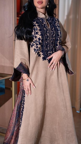 جلابية شتوية بلون بيج مطرزة بكحلي