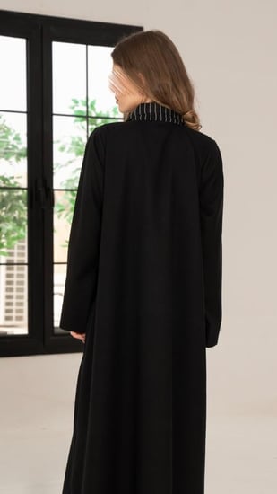 عباية سوداء بقصة قميص مشبوك
