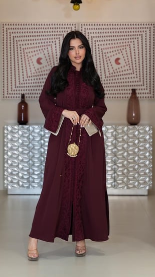 قفطان مغربي مطرز بلون عودي