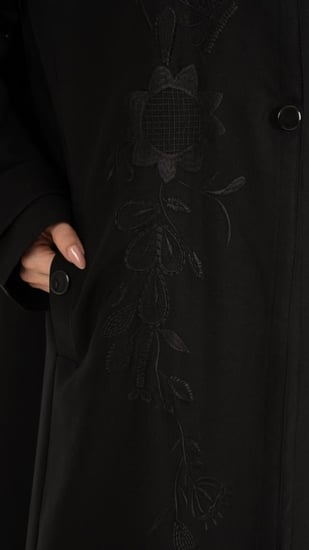 عباية بقصة بالطو مطرزة وبجيوب