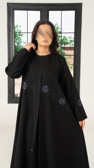 عباية بتطريز ورد ناعم