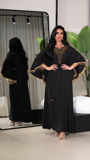 جلابية اسود باكمام فخمة بتطريز ذهبي