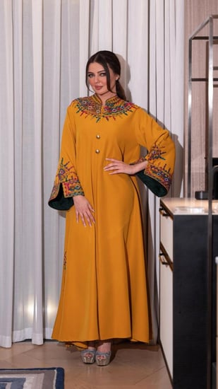 جلابية بلون اصفر وبتطريز ملون