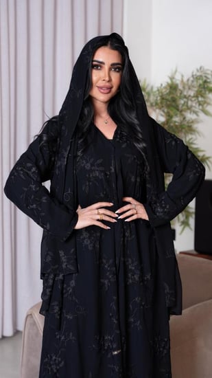 عباية بتطريز ورد مع الطرحة