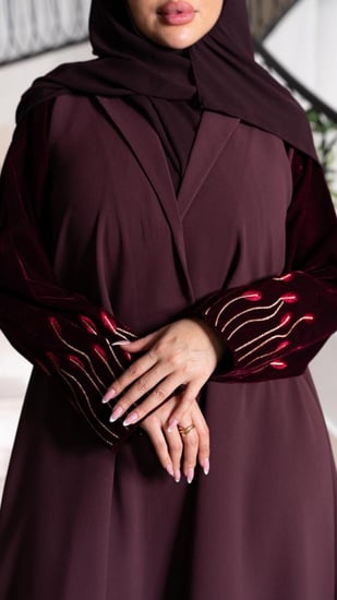 عباية برغندي باكمام مخمل