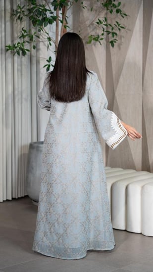 جلابية مطرزة بقصة اكمام مفتوحة