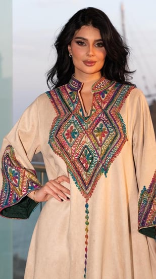 جلابية شتوية بيج مطرزة بخيوط حرير