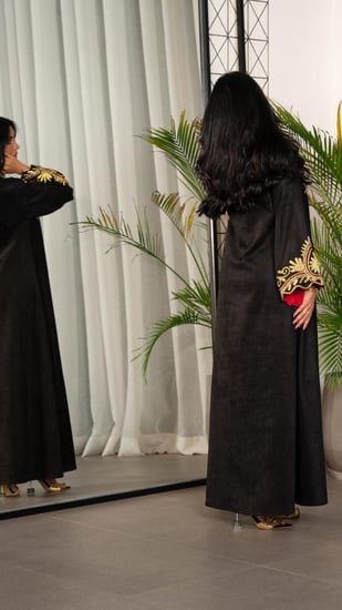 جلابية شتوية بلون اسود وذهبي