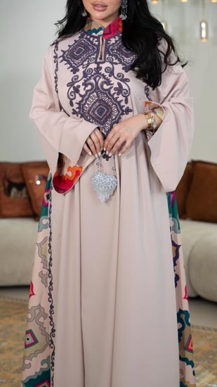 جلابية مطرزة بلون بنفسجي