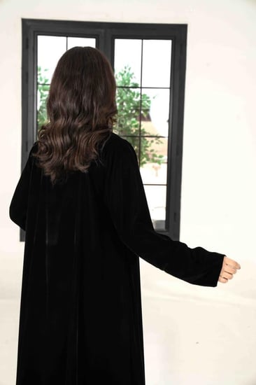 عباية بليزر مخمل مع تطريز من الامام