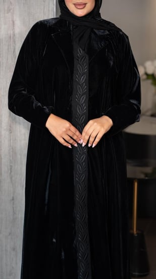 عباية بليزر مخمل مع تطريز من الامام