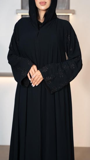 عباية باكمام مطرزة بورد