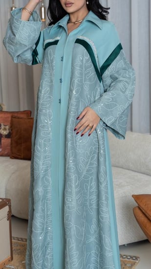 جلابية بلون تفاحي مطرزة بترتر