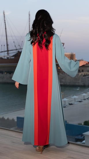 جلابية بلون سماوي وبرتقالي
