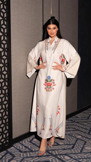 جلابية مطرزة بالورد مع حبات لولو