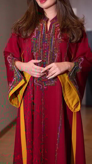 جلابية بلون عنابي مطرزة