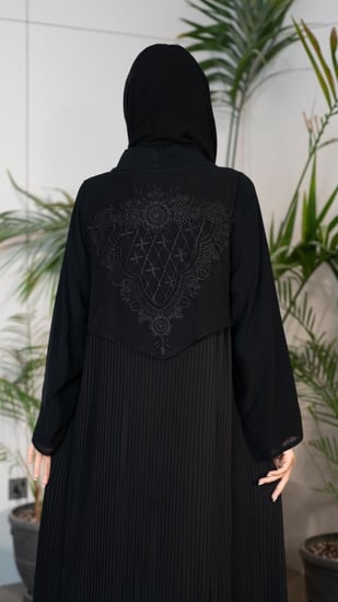 عباية مطرزة بقصة جاكيت  من الخلف