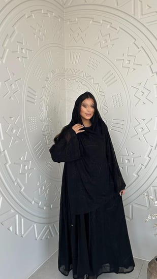 عباية مطرزة بخيوط حرير