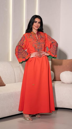 جلابية بلون برتقالي مطرزة