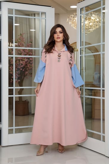 جلابية وردي بقبعة