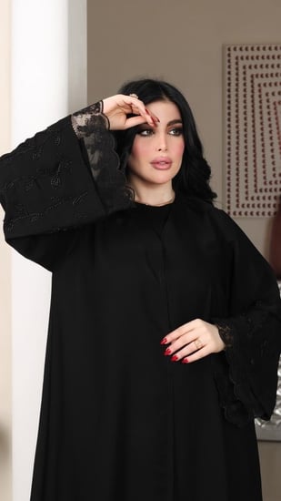 عباية سوداء مطرزة بدانتيل وخرز
