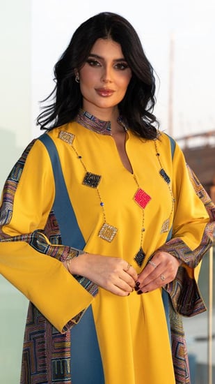 جلابية بلون اصفر والجوانب ملونة