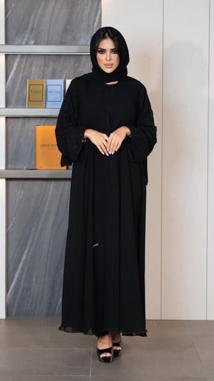 عباية باكمام مطرزة بورد