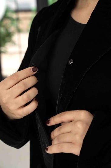 عباية بليزر مخمل مع تطريز من الامام