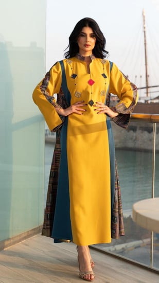 جلابية بلون اصفر والجوانب ملونة