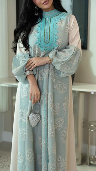 جلابية لينن مطرزة بالكامل