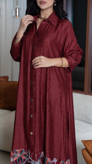 جلابية عنابي بتطريز من الاسفل