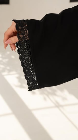 عباية مقفلة بكلفة على الأطراف