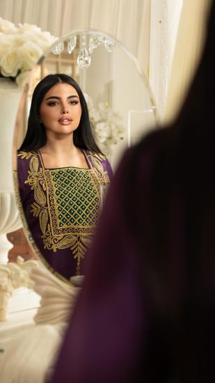 جلابية بلون بنفسجي مبطنة بزيتي