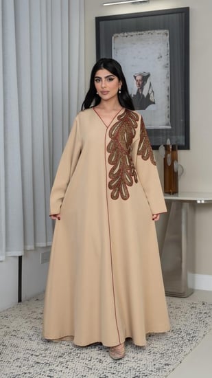 جلابية بتطريز بني على الكتف