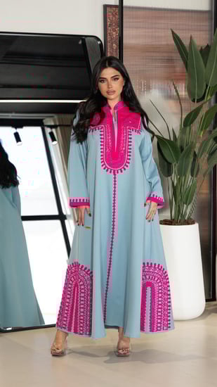 جلابية بلون سماوي ووردي