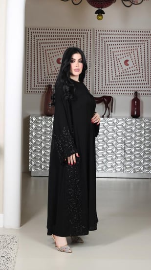 عباية مزينه بشك خرز على الاكمام والجوانب