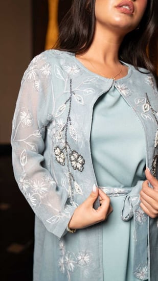 جلابية بلون تفاحي مطرزه بأبيض