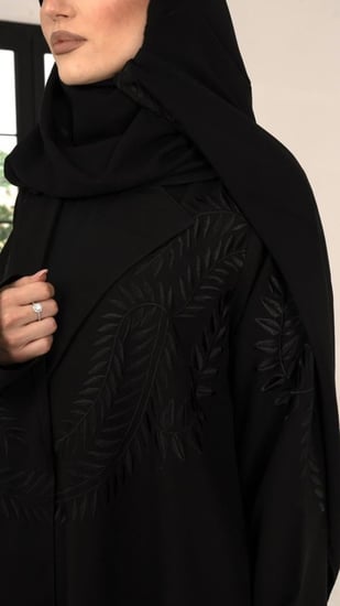 عباية رسمية بتطريز اغصان