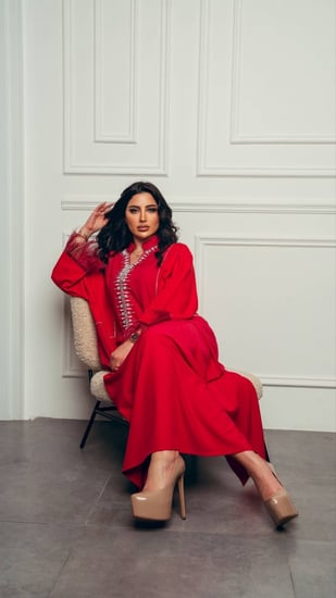 جلابية احمر باكمام ريش