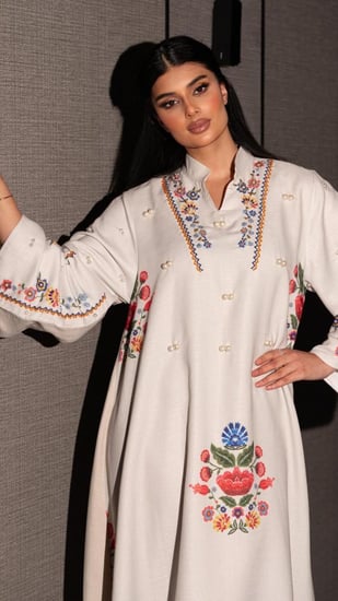 جلابية مطرزة بالورد مع حبات لولو