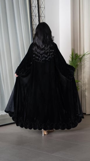 عباية مخمل مطرزة بخرز