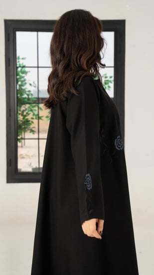 عباية بتطريز ورد ناعم