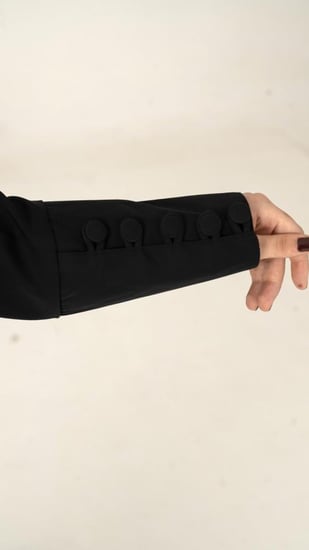 عباية مع فستان مشبوك