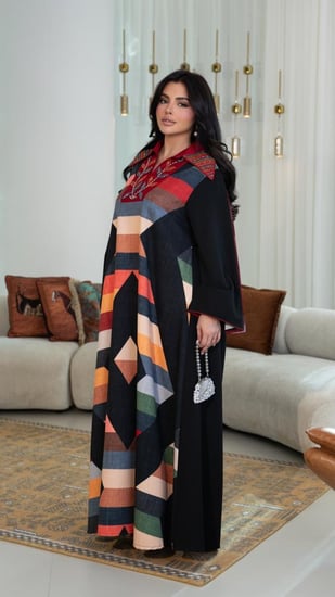 جلابية ملونة بياقة مطرزة